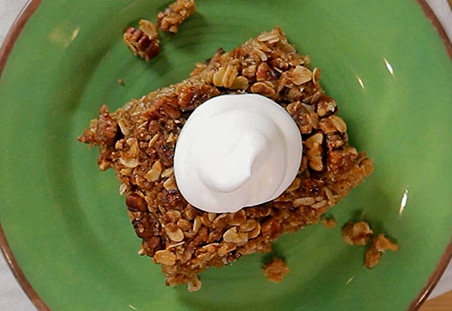 Oatmeal Cake with Cinnamon Pecan Crumble